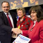 Überreichung des ersten Preises des EESC durch den Präsidenten des EESC, Luca Jahier, an Carmen Stadelhofer, Vorsitzende DANET e.V., Ulm, und Prof. Emilia Velikova, Vizepräsidentin, Ruse, a,m13.12.2018 in Brüssel