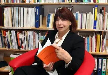 Titel Online Lecture mit Dr. Dusana Findeisen "How outreach programs can foster the civil participation of older people"